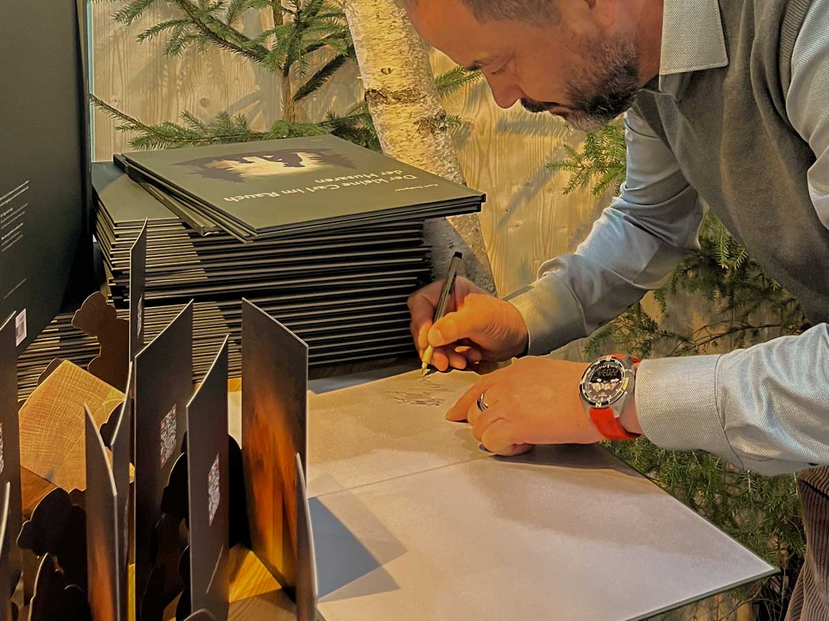 Signierung am Stand von Carl & Strups